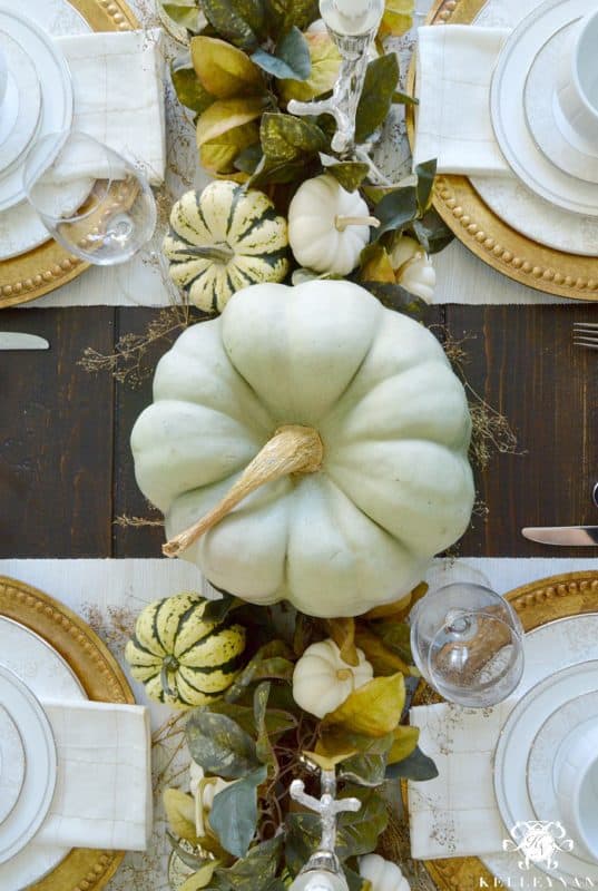 fall-table-with-garland-and-pumpkin-as-centerpiece