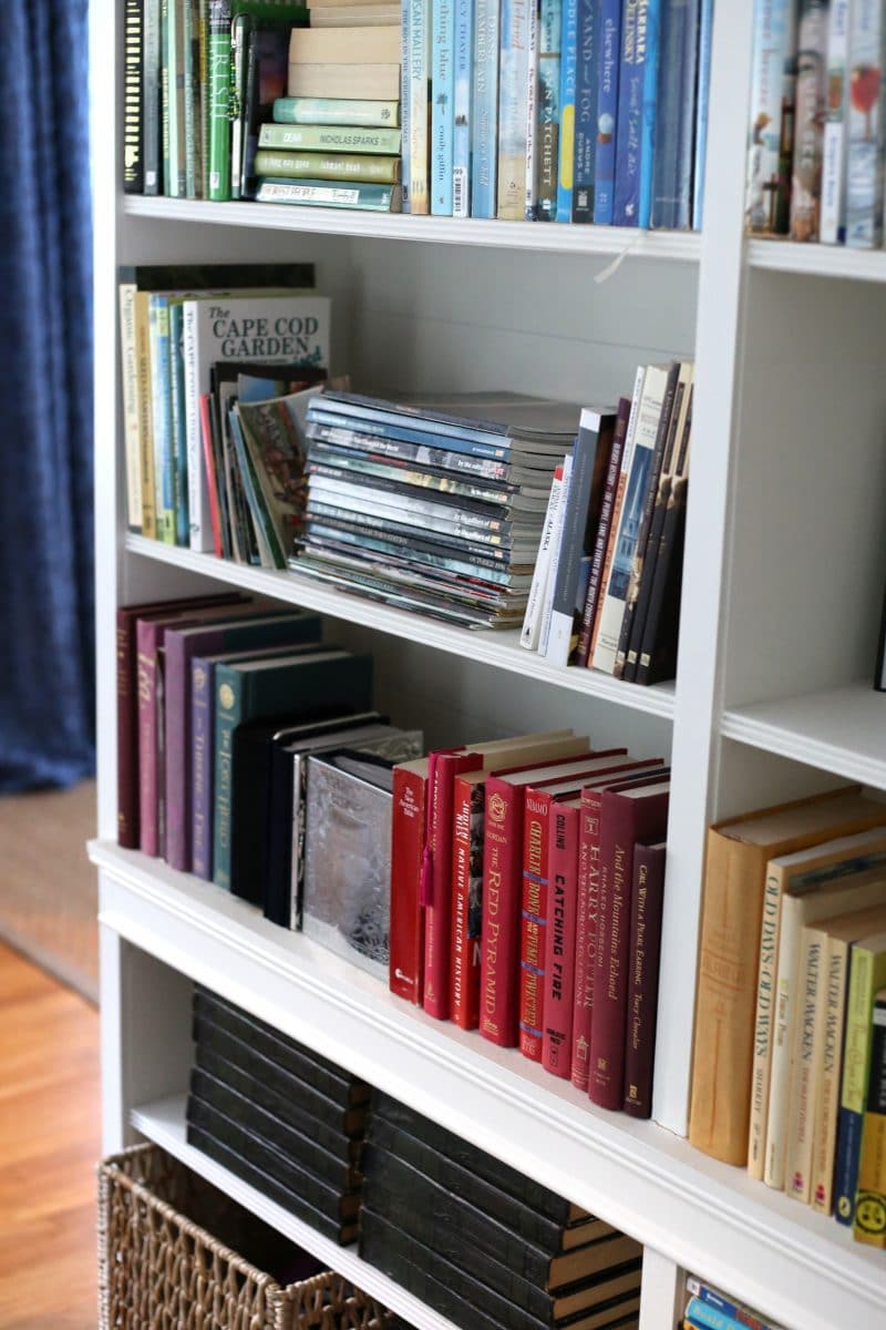 Five tips to organize and make a bookcase aesthetically pleasing.